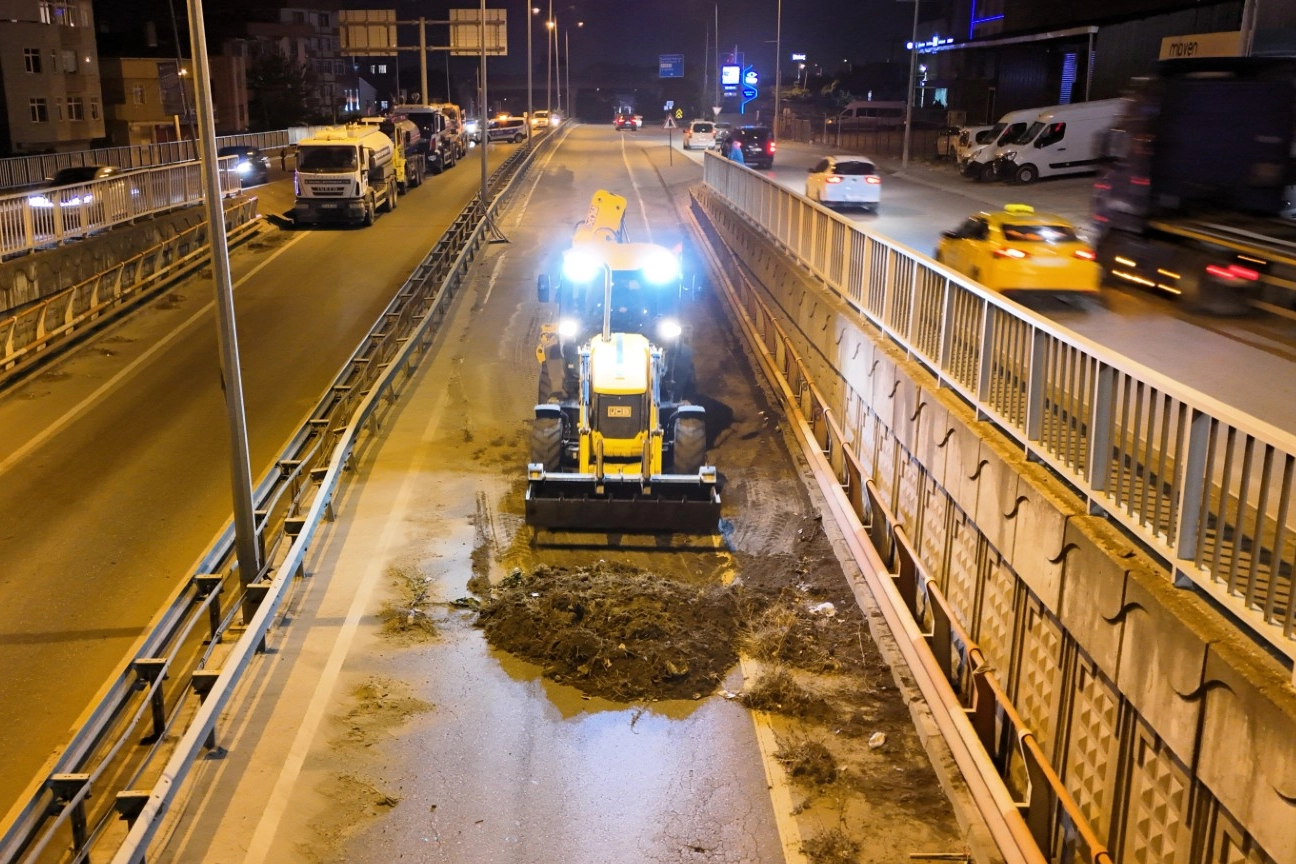 Eskihisar Feribot Yolu Alt Geçidi’nde gece mesaisi