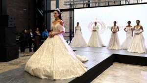 Evlilik Fuarı'nda gelinlik defilesi