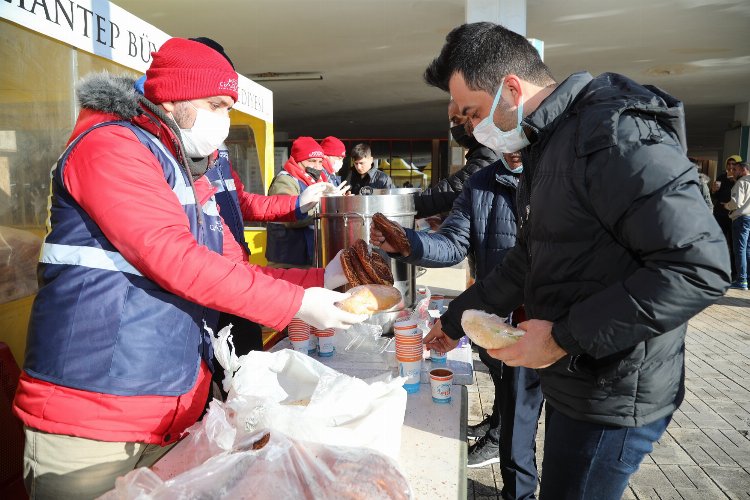 Gaziantep'te otogarda yolculara kumanya dağıtıldı 