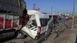 Gebze’de kamyon minibüsü biçti: 5 yaralı