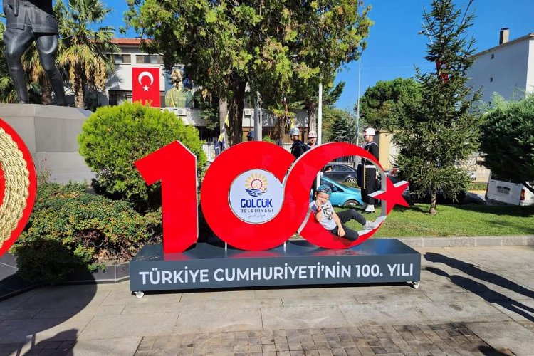 Gölcük 100. yılda kırmızı beyaza büründü