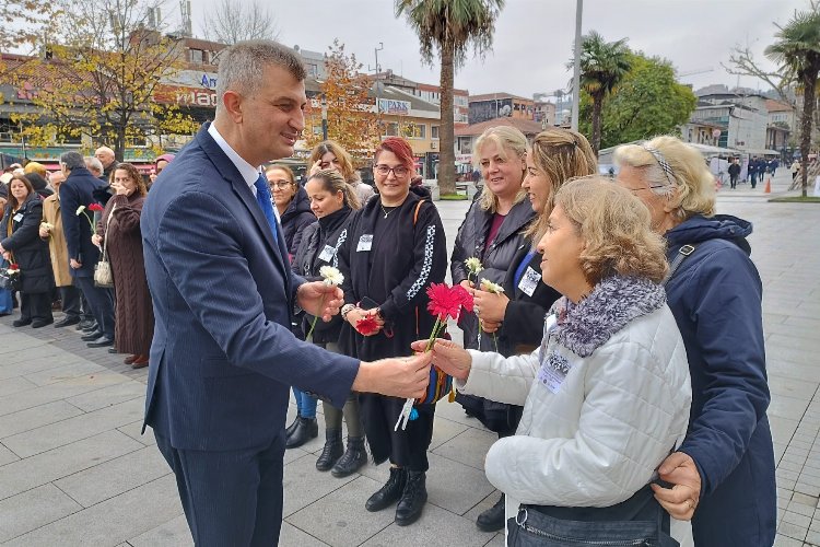 Gölcük'te 5 Aralık'a özel kadınlara karanfil