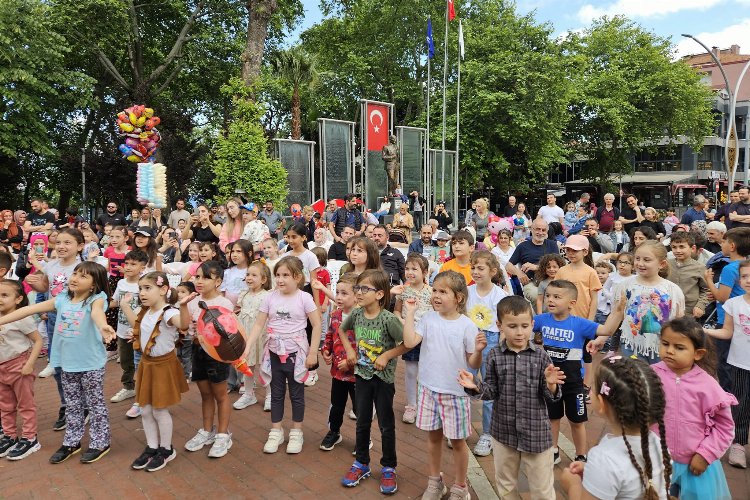 Gölcük'te çocuk şenliğine yoğun ilgi