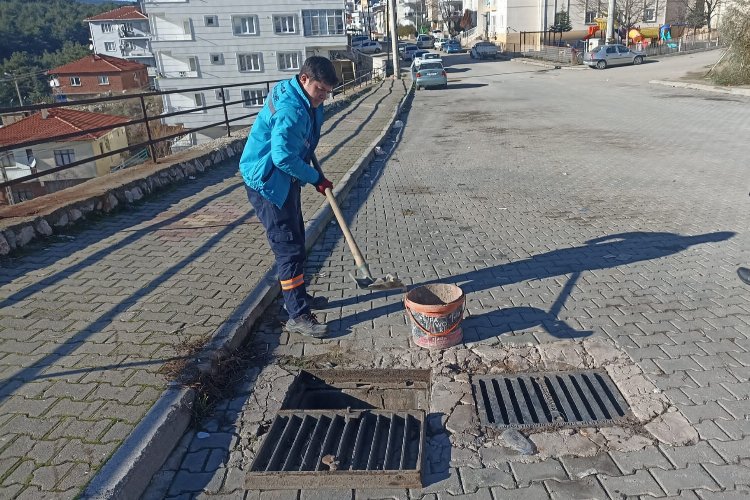 Gördes’te yağmursuyu ızgaralarına temizlik