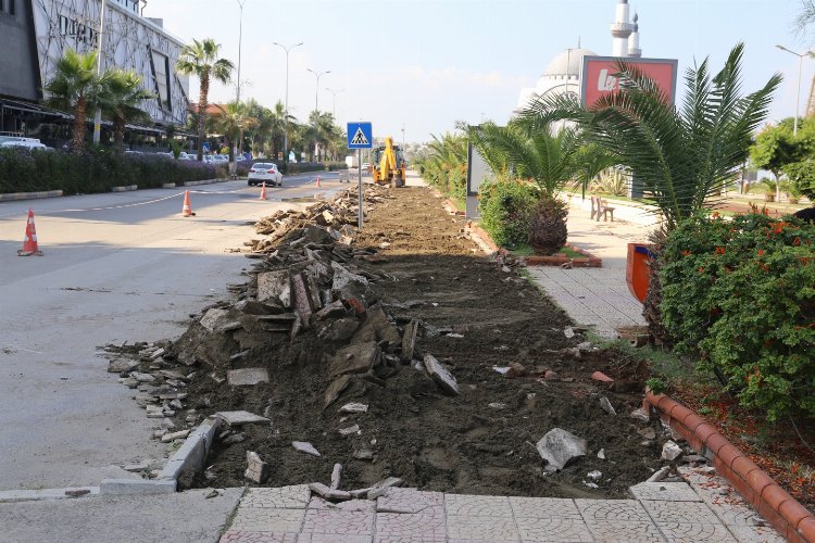 Hatay'da depremde hasar gören kaldırımlar yenileniyor