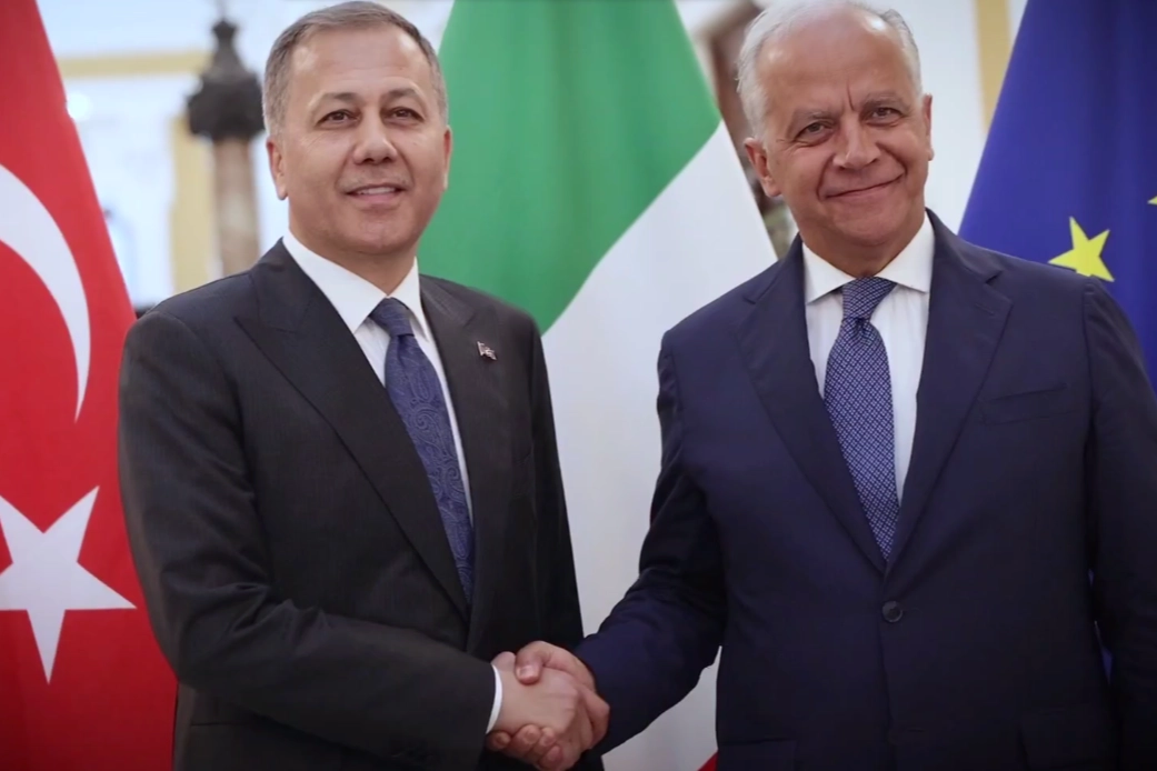 İçişleri Bakanı Yerlikaya, İtalyalı mevkidaşıyla Roma'da görüştü