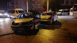 İki otomobilin çarpıştı 3 kişi yaralandı