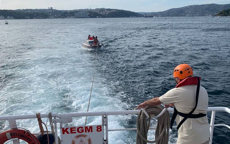 İstanbul Beykoz'da sürüklenen tekne kurtarıldı