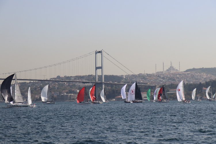 İstanbul Boğazı'nı yelkenler bastı