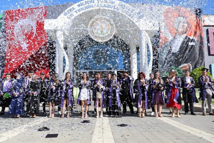 İstanbul'da TÜRAM'da mezuniyet sevinci