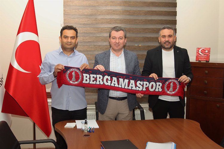 İzmir Bergamaspor'da profesyonel imzalar atıldı