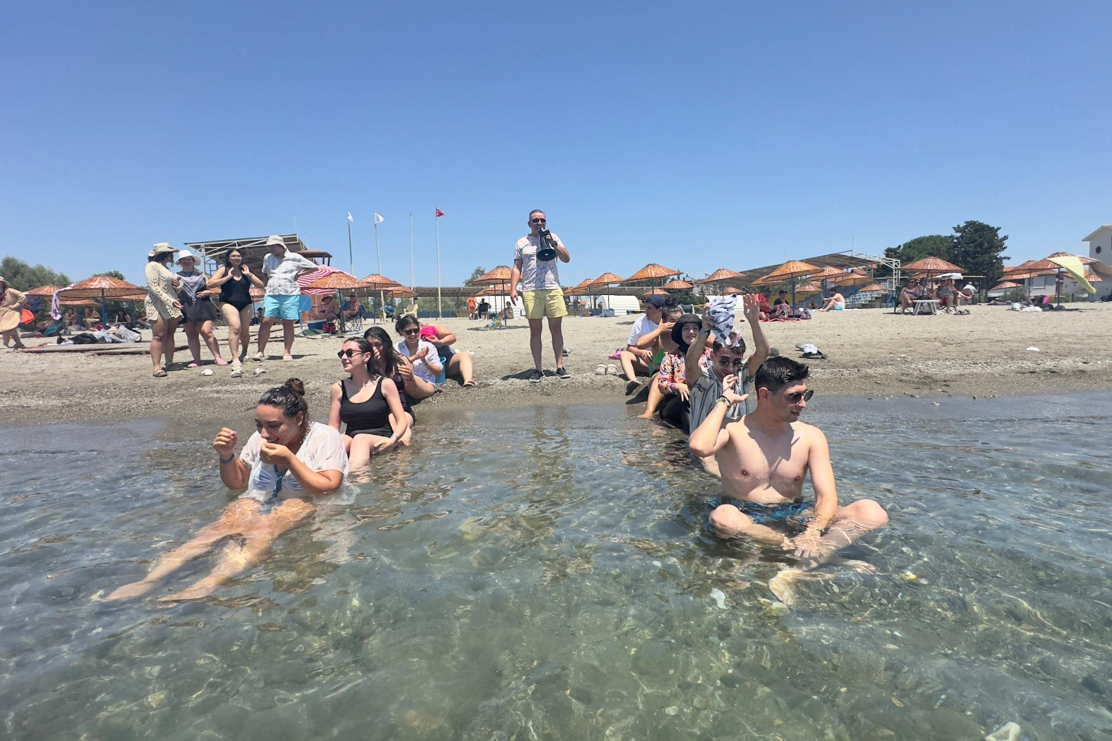 İzmir’de gençlerle yaz boyu 'su gibi eğlence'