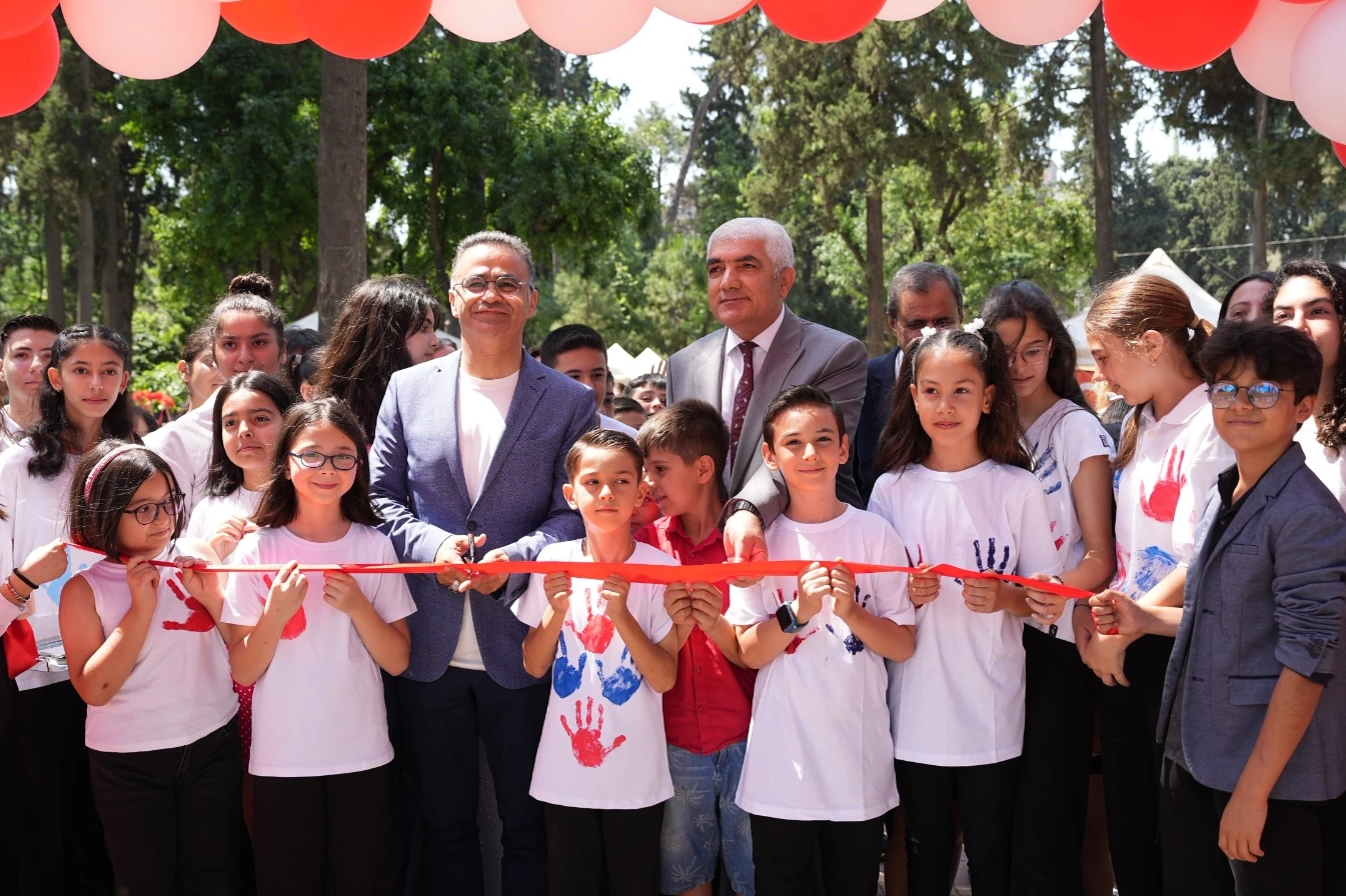 İzmir’de ''Küçük Eller Güçlü Kalemler” kitap fuarı coşkuyla açıldı