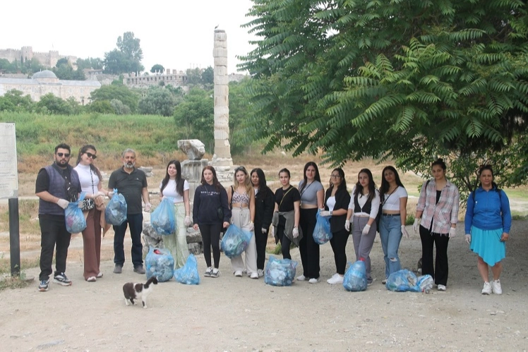 İzmir Efes MYO'dan kültürel miras alanında temizlik