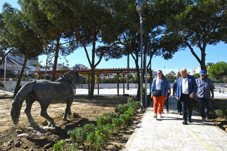 İzmir Karabağlar'da Uğur Mumcu Parkı '100. yıla' hazırlanıyor