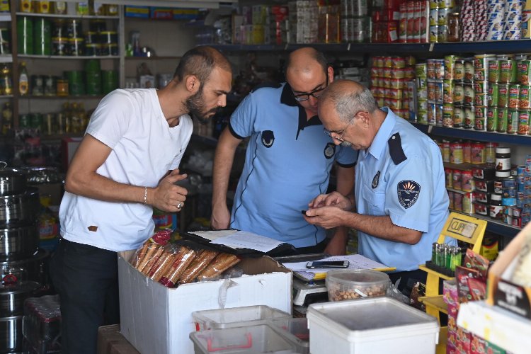 İzmir Karabağlar Zabıtası'ndan işyerlerine kapsamlı denetim