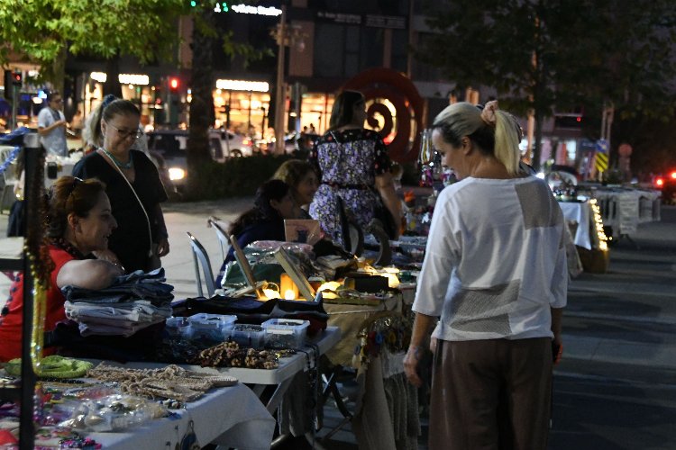 İzmir Narlıdere'de gece pazarı ilgisi