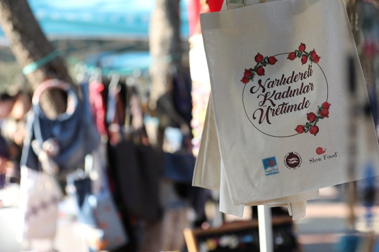 İzmir Narlıdere'de 'gece pazarı' kapılarını açtı
