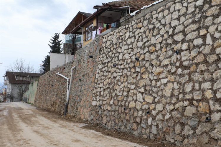İzmit'te hasarlı istinat duvarı yenilendi