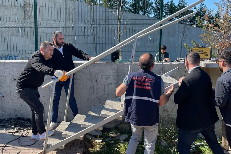 İzmitte tartışmalık merdiven yeniden yapıldı