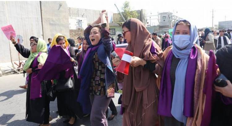 Kabil’de kadınlardan protesto!