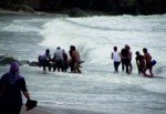 Kandıra Sahilerinde İki Genç Boğulmaktan Kurtarıldı