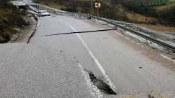 Kandıra'da aşırı yağış nedeniyle yol çöktü