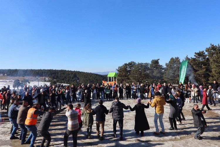Kar Festivali'nde saatlerce horon teptiler