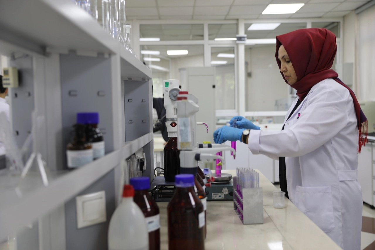 KASKİ Laboratuvarları'ndan su kalite testi