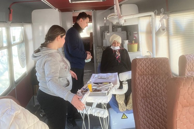 Kayseri Büyükşehir'den depremzedelere diş hizmeti