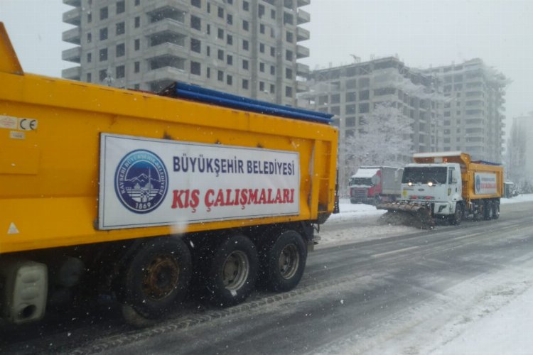Kayseri Büyükşehir'den aralıksız karla mücadele çalışması 