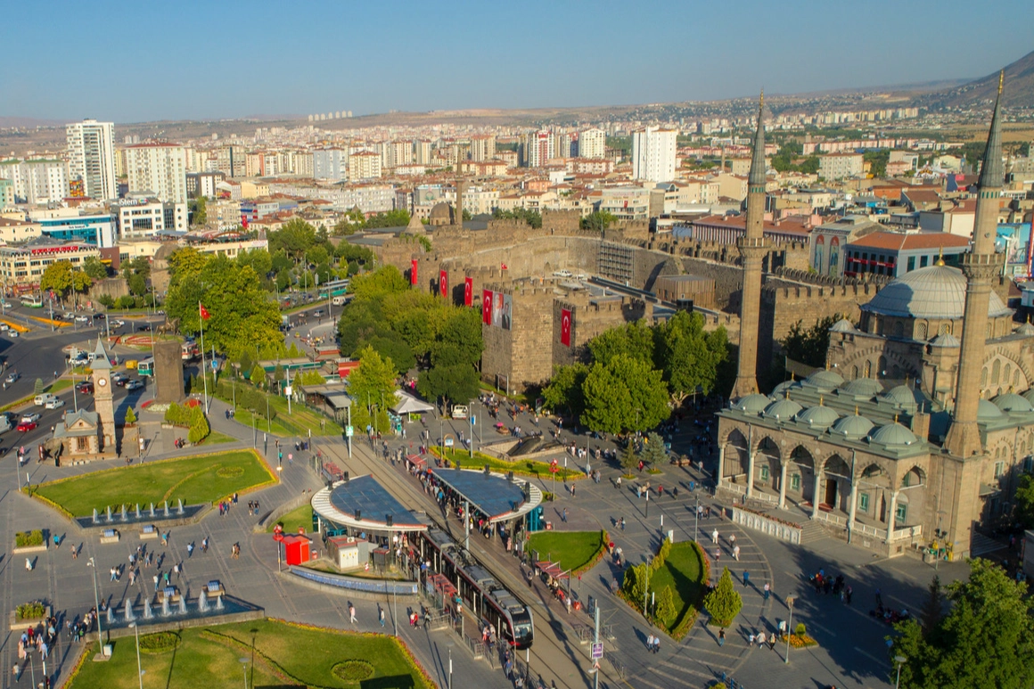 Kayseri Büyükşehir kenti bayrama hazırladı