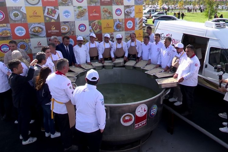 Kayseri'de 100'üncü yıla 1 ton mantılı kutlama