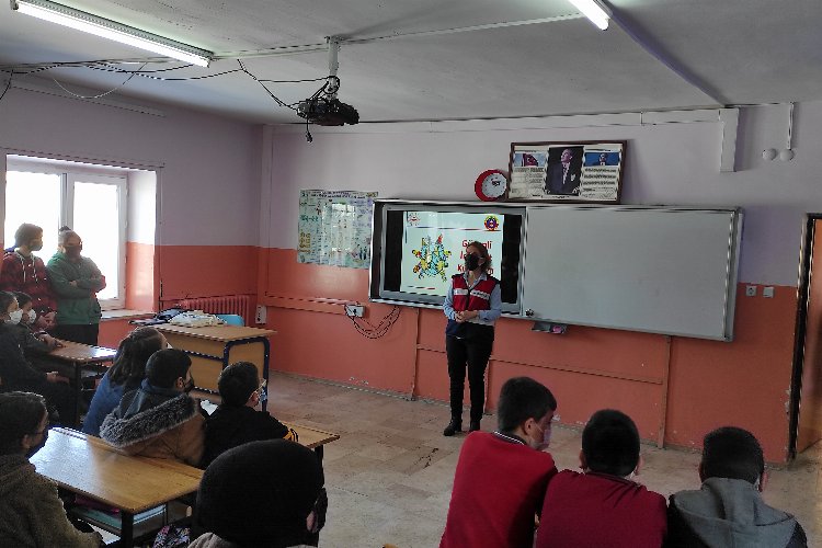 Kayseri'de jandarma uyuşturucudan korunma için okullarda eğitim veriyor 