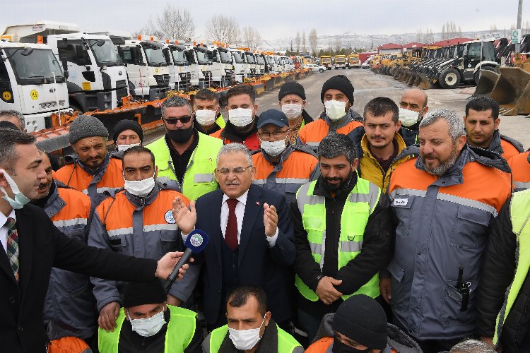 Kayseri'de kar ekibine tatlı moral