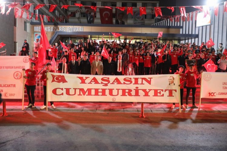 Kayseri Melikgazi'de Cumhuriyet için fener alayı