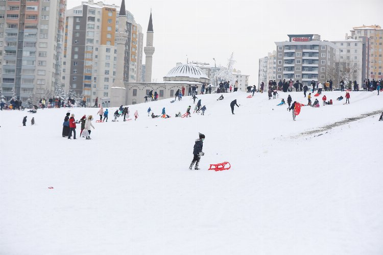 Kayseri Talas'ta 7'den 70'e herkes kayakta 