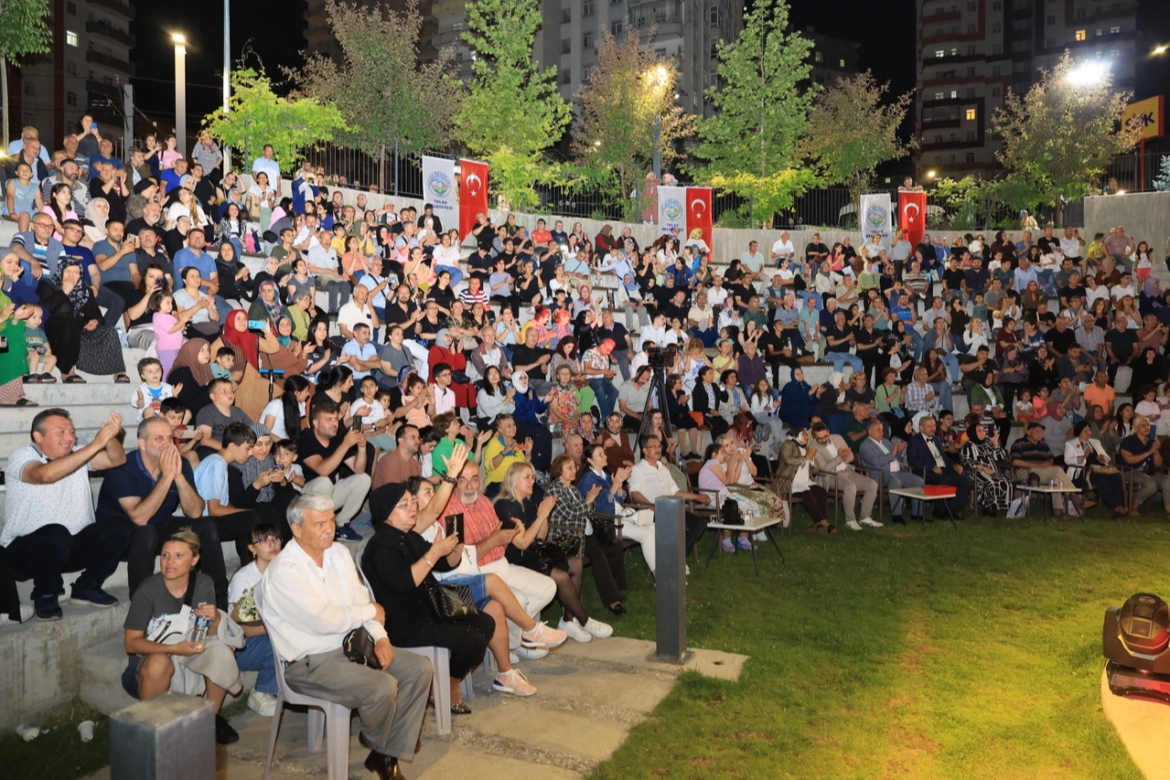 Kayseri Talas'ta 'Babalar Günü'ne şarkılı kutlama