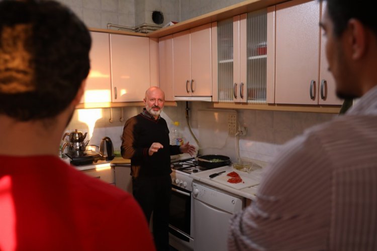 Kayseri Talas'ta mutfağa giren başkan öğrencilere yağlama hazırladı 