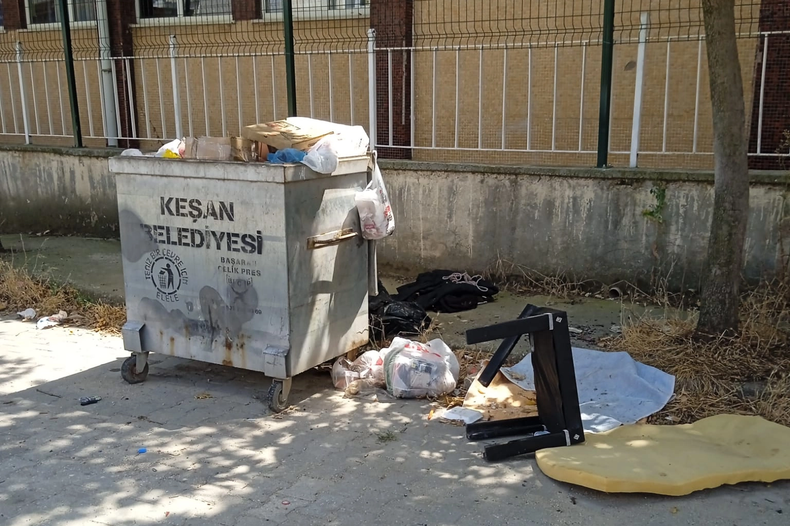 Keşan'da vatandaşlardan ot ve çöp isyanı