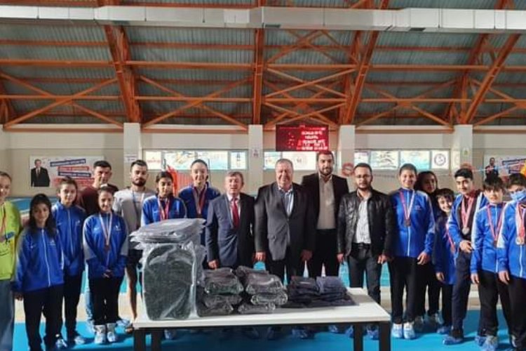Kilis'te Başkan Ramazan'dan, dereceye giren sporculara malzeme desteği