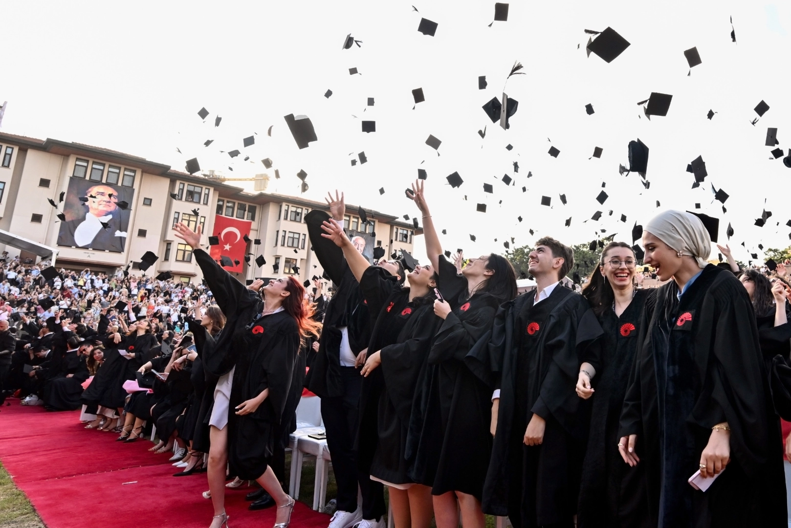 Koç Üniversitesi'nde 32’inci dönem mezuniyet sevinci