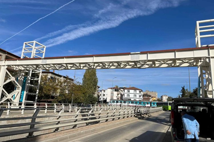 Kocaeli Darıca'da yaya üstgeçidinin tabliye montajı yapıldı