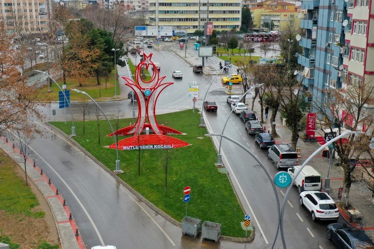 Kocaeli'de İzmit Atatürk Bulvarında üst yapı tamam