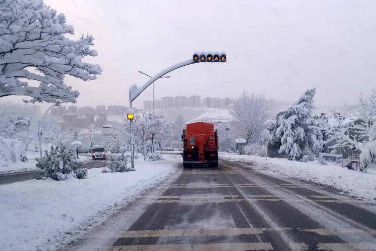 Kocaeli'de karla mücadele sürüyor
