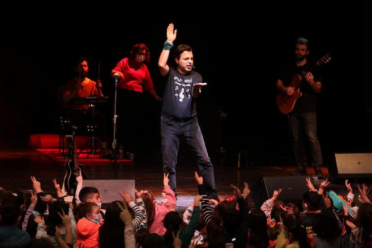 Kocaeli'de çocuklar Onur Erol ile coştu