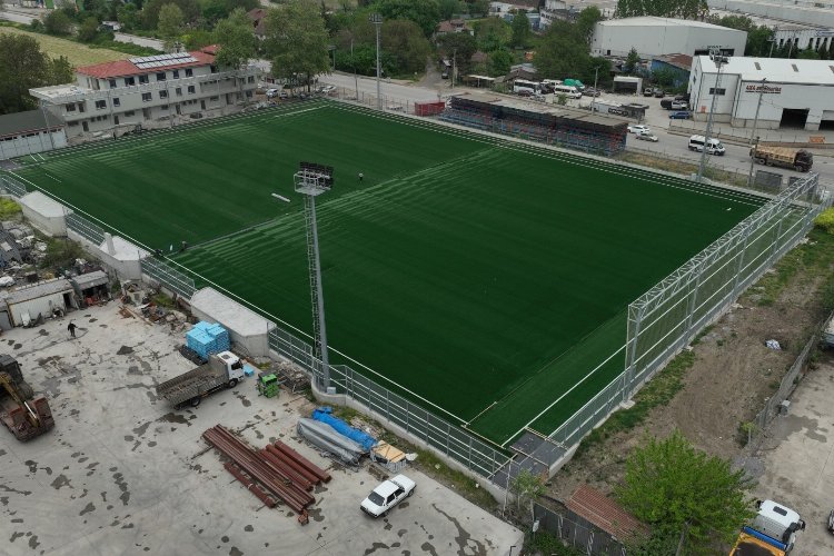 Kocaeli'de Yakup Altun Stadında sentetik çim serimi