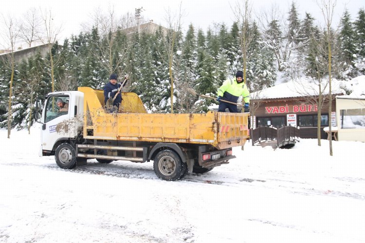 Kocaeli Gebze'de otoparklar kardan temizleniyor 