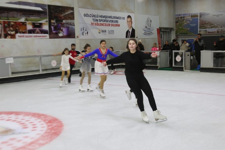 Kocaeli Gölcük'te buz pisti bakım sonrası yeniden hizmette