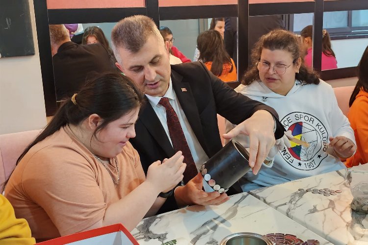Kocaeli Gölcük'te down sendromluların atıktan sanat heyecanı
